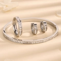 Elegantes Schmuckset aus Edelstahl mit silbernen Armreifen, Ringen und Creolen-Ohrringen - Silber