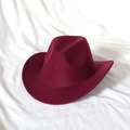 Detailansicht der burgunderroten Wollfilz-Fedora mit modisch hochgeschlagener Cowboy-Krempe - Burgunderrot