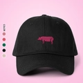 Detalle del bordado de cerdo rosa en gorra de béisbol de algodón negro con opciones - Negro