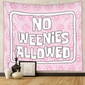 Arazzo bohémien rosa con testo 'NO WEENIES ALLOWED' appeso su una parete minimalista - 73X95CM/Tessuto Spazzolato / Faccina Sorridente Rosa