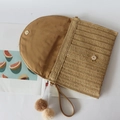 Braune geflochtene Stroh-Clutch mit verspielten Pompons und einer Leder-Handschlaufe - Camel