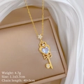 Detailopname van de strik-sleutelketting met hart-zirkonia en sterretje in goud - Gouden Hart Sleutel Stijl (M118)