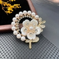 Broche florale élégante avec pétales en nacre et strass en cristal sur monture dorée - BZ054 Fleur à Cinq Pétales en Nacre
