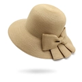 Eleganter Sonnenhut aus khakifarbenem Stroh für Damen mit großer Schleife auf weißem Grund - M (56-58cm) / Khaki