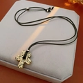 Détail du pendentif croix en pierre dalmatien sur un collier de cordon noir - Collier de fleurs en pierre tachetée / Noir (Pierre Tachetée)