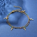 Dettaglio del bracciale dorato a doppio strato con ciondoli a croce e perline colorate - Croce a Doppio Strato con Perline Colorate
