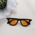 Retro zonnebril met zwart montuur en oranje glazen in een stijlvolle productfotografie - Zwart Oranje
