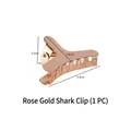 Enkele gouden metalen haarklem van 5,4 cm lang getoond vanuit een hoek van 45 graden - Gouden klauwclip (1 stuk)