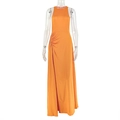 Detail des orangefarbenen ärmellosen Maxikleids mit geraffter Taille und Faltenwurf - S / Orange
