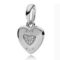 Nahaufnahme silberner Herzanhänger mit Diamantmitte und A.P. Gravur für Ketten - Herz / Silber