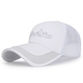 Berretto da baseball in rete bianca traspirante con ricamo grigio e visiera lunga - Bianco