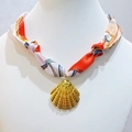 Zeeschelp hanger ketting met kleurrijke dopamine bedrukte zijden sjaal voor vrouwen - Schelp Hanger Met Roze Oranje Print Sjaal (KN298825-SXSJ)