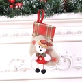 Vista detallada del calcetín navideño de lino beige con oso de peluche y diseño de copo rojo - Calcetín de Navidad pequeño oso de piernas colgantes a cuadros