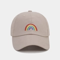 Gros plan sur la broderie arc-en-ciel d'une casquette de baseball beige en coton doux - Réglable / Kaki