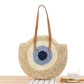 Runde gewebte Stroh-Strandtasche mit blauem Evil-Eye-Muster und braunen Ledergriffen - Böser Blick Muster / Groß Gestreift Beige