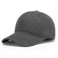 Dunkelgraue Winter-Baseballkappe mit Fleecefutter, Ohrenschutz und Sport-Stickerei - Verstellbar / Grau
