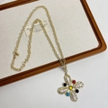 Détail du collier croix dorée vintage avec perles baroques et gemmes colorées - Pendentif Croix en Perles et Pierres Précieuses Doré / Doré