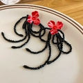 Detail von Blumenohrringen mit roten Metallblüten und langen schwarzen Perlenfransen - Rote Blume Schwarze Quaste (Silberstift)