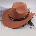 Detail van bruine westernhoed met metalen stierenschedel en gevlochten sierbandje - Eén maat 57-58cm / Mini Koeienschedel Decoratie / Karamel
