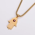 Dettaglio del ciondolo a mano di Fatima dorato con occhio malvagio rosso e catena a box - Oro (Con Catena)