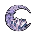 Dettaglio della spilla a mezzaluna smaltata con funghi viola e motivi a cristallo - Stile Luna Fungo Cristallo (XZ9215)