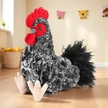 Gallo di peluche realistico nero e grigio con cresta rossa su pavimento in legno - 28cm Gallo Picchiettato
