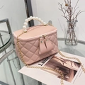 Roze gewatteerde box-tas met parelhandvat en een gouden ketting schouderband - Roze