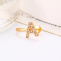 Elegante ear cuff dorado letra A con cristales brillantes para un estilo refinado - Letra A Dorada