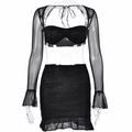 Detail van een sexy zwarte mesh tweedelige set met uitlopende mouwen en ruches - S / Zwart