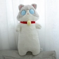 Détail d'un coussin chat en peluche avec yeux bleus, écharpe rouge et clochette jaune - 65cm / Chat Ragdoll