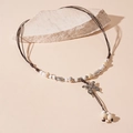 Dettaglio della collana bohémien con ciondolo a farfalla e perline di pesce argento - Stile Farfalla in Ceramica Bianco Crema