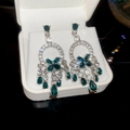 Gros plan de boucles d'oreilles en argent avec trèfles verts et glands en boîte à bijoux - 38# Tige en argent - Argent - Vert - Style goutte d'eau