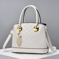 Borsa a tracolla bianca a scacchi con manici tondi e ciondolo a perla su piedistallo moderno - Beige