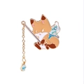 Emaille-Pin Fuchs mit blauen Schmetterlingsflügeln und Goldkette Fisch-Anhänger - Fuchs Angeln