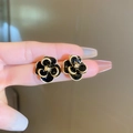Detailansicht der eleganten Kamelien-Ohrstecker in Schwarz und Gold mit Emaille-Finish - Gold-Schwarz (126#)