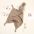 Bruine hydrofiele katoenen knuffeldoek met konijnenkopje en geknoopte hoeken details - Donker kaki
