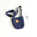 Borsa a tracolla in maglia blu scuro per bambini con elegante dettaglio in pelle marrone - Blu