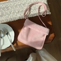 Bolso bandolera de felpa rosa con ribete de borreguito blanco y correa ajustable - Rosa Empolvado