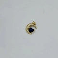 Makro-Detail des Mondsichel-Anhängers mit blauem Herz-Edelstein und weißen Zirkonia-Steinen - Goldene Basis - Königsblauer Zirkonia