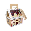 Nahaufnahme der Kraftpapier-Geschenkbox in Lebkuchenhaus-Form mit weihnachtlichem Etikett - Weihnachtsschneemann Stil / Mit Band + Anhänger