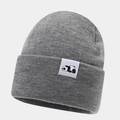 Dettaglio di un berretto grigio in maglia con una toppa a forma di panda minimalista - Grigio Melange
