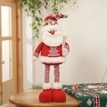 Detailansicht einer gestrickten Weihnachtsmann-Puppe mit rotem Hut und goldener Glocke - Weihnachtsmann