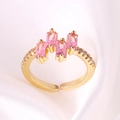 Detailansicht eines vergoldeten Rings mit rosa Zirkonia-Steinen auf weißer Seide - Einstellbar Offen / Rosa Strass