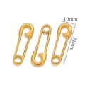 Drei goldene Sicherheitsnadel-Anhänger aus Edelstahl, 31mm x 10mm, auf weißem Hintergrund - Einzelstück / Gold