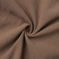 Gros plan sur le tissu en lin marron foncé respirant avec un drapé en spirale élégant - S / Brun (100% Coton)