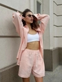 Dettaglio di un set camicia a maniche lunghe e pantaloncini in cotone rosa su modella - S / Rosa