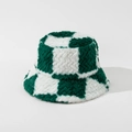 Dettaglio ravvicinato della trama in peluche a scacchi verde scuro e crema del cappello - M (56-58cm) / Verde