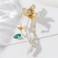 Broche lotus élégante avec pétales émaillés et strass vert incrusté sur fond blanc - Blanc