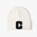Bonnet en maille blanche avec broderie bouclée noire de la lettre C pour l'hiver - Crème