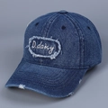 Primer plano detallado de la gorra vaquera desgastada con bordado D.daisy y agujeros rotos - M (56-58cm) / Azul oscuro